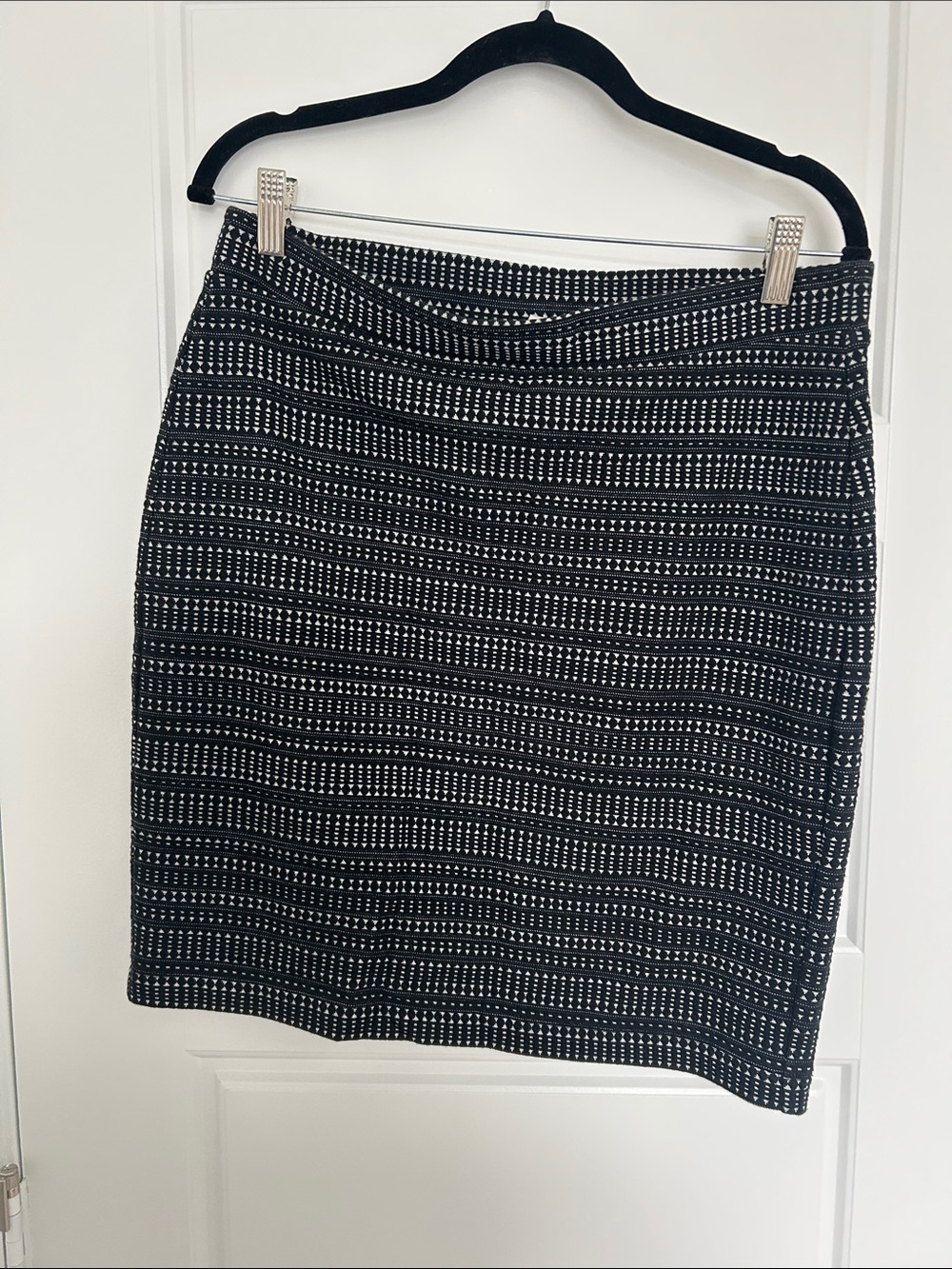 Black and White Patterned Pencil Skirt